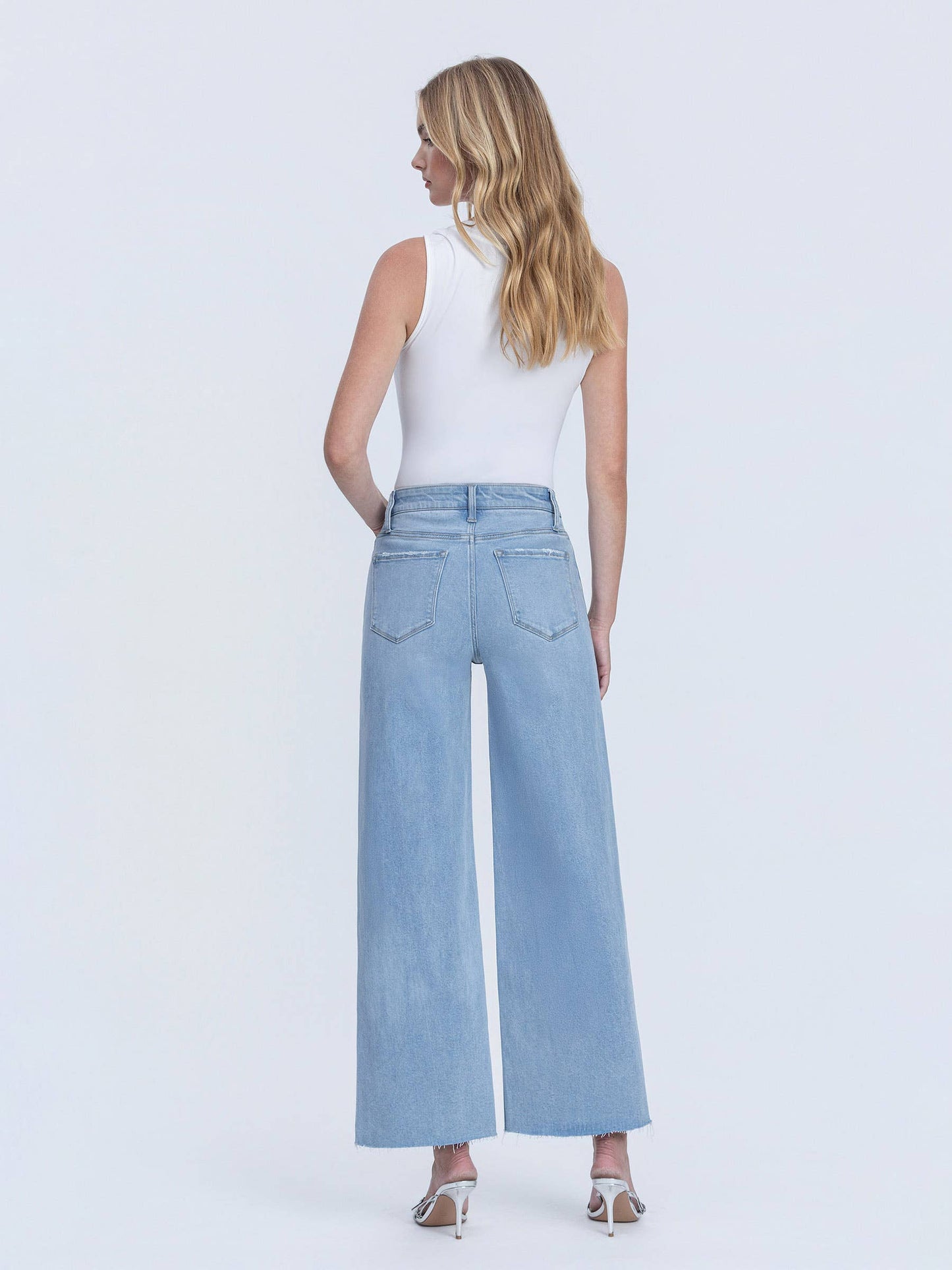 HIGH RISE LIGHT WASH RAW HEM ANKLE WIDE JEANS LV1918