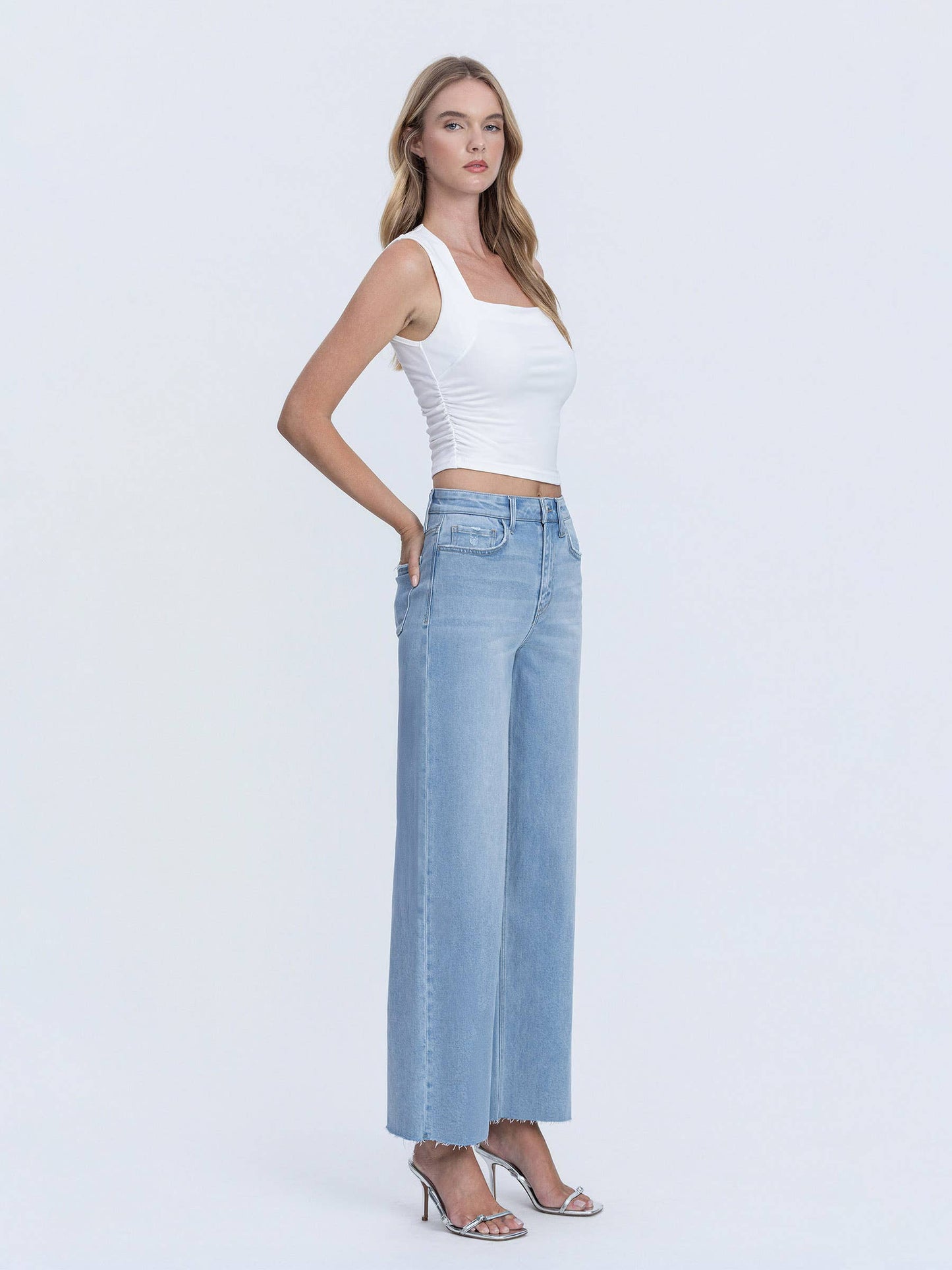 HIGH RISE LIGHT WASH RAW HEM ANKLE WIDE JEANS LV1918