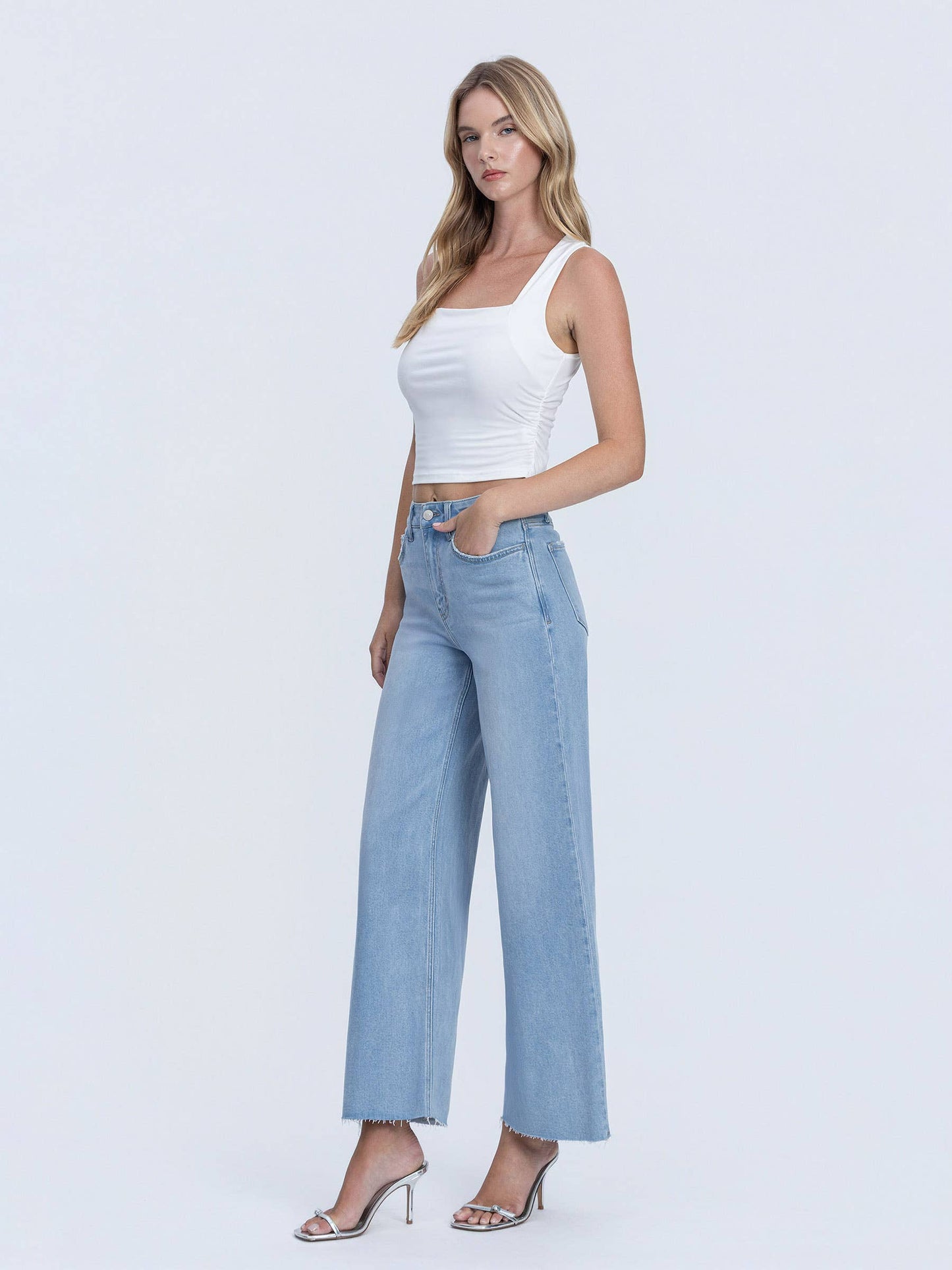 HIGH RISE LIGHT WASH RAW HEM ANKLE WIDE JEANS LV1918